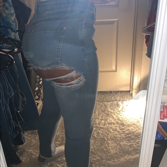 PrettyLittleThing Denim - Mid Washed Distressed Bum Rip High Waisted Jeans